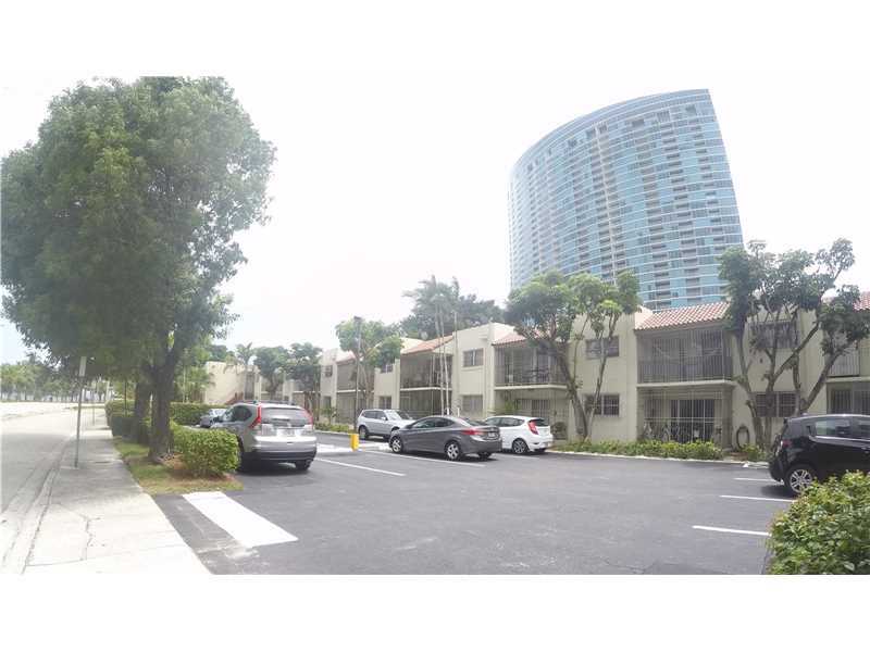 Property Photo:  520 NE 38th St 11  FL 33137 