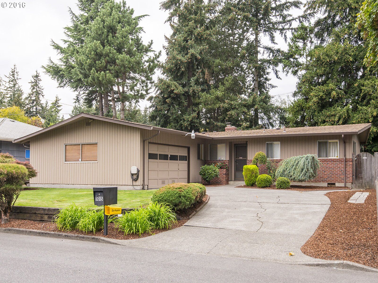 Property Photo:  11015 SE Long St  OR 97266 