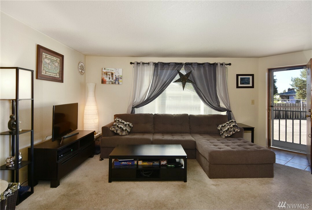 Property Photo:  135 N 105th St B1  WA 98133 