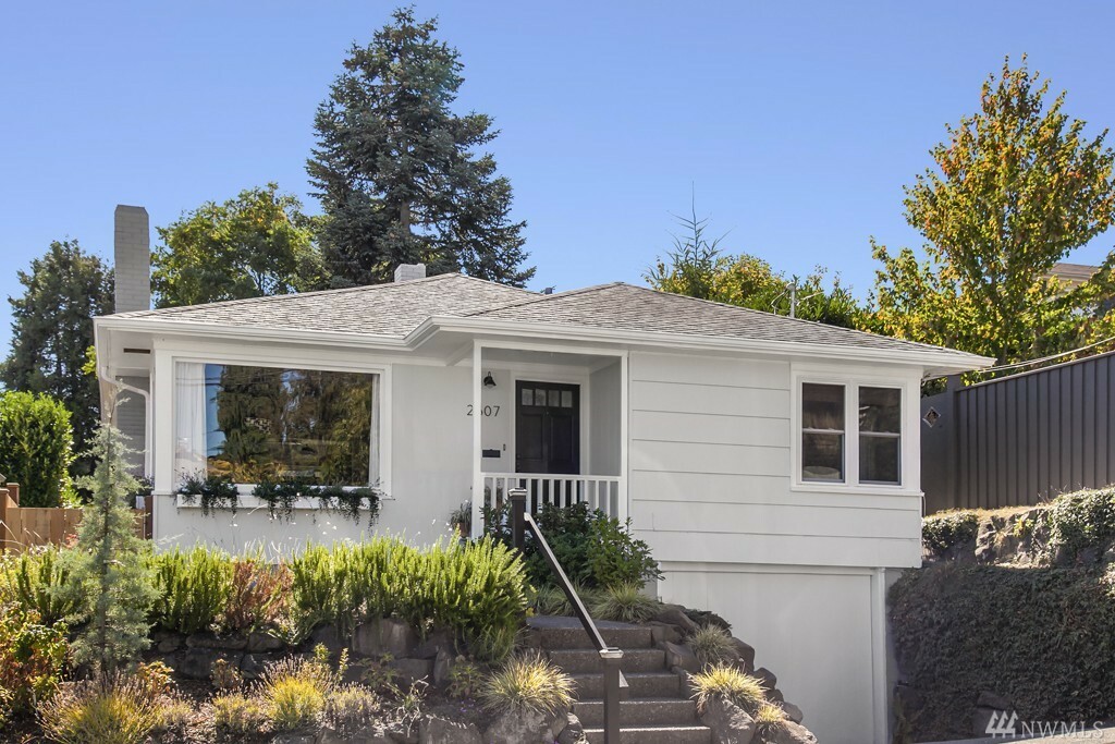 Property Photo:  2607 W Howe St  WA 98199 