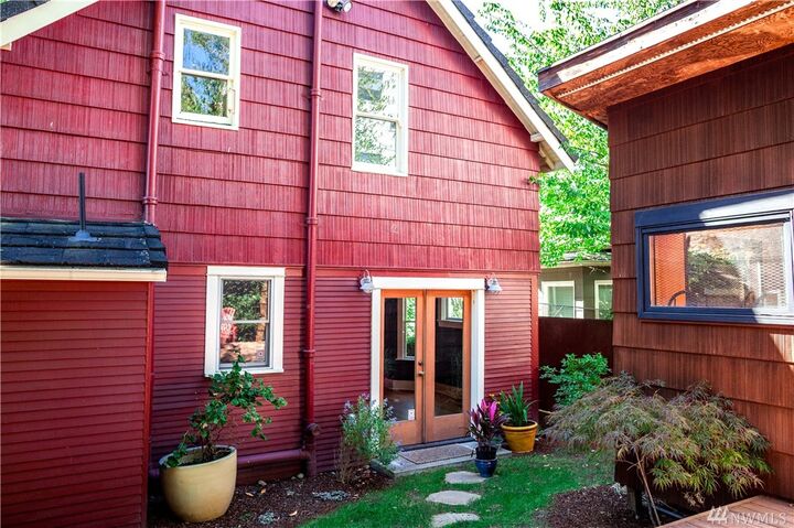 Property Photo:  2712 S Elmwood Place  WA 98144 