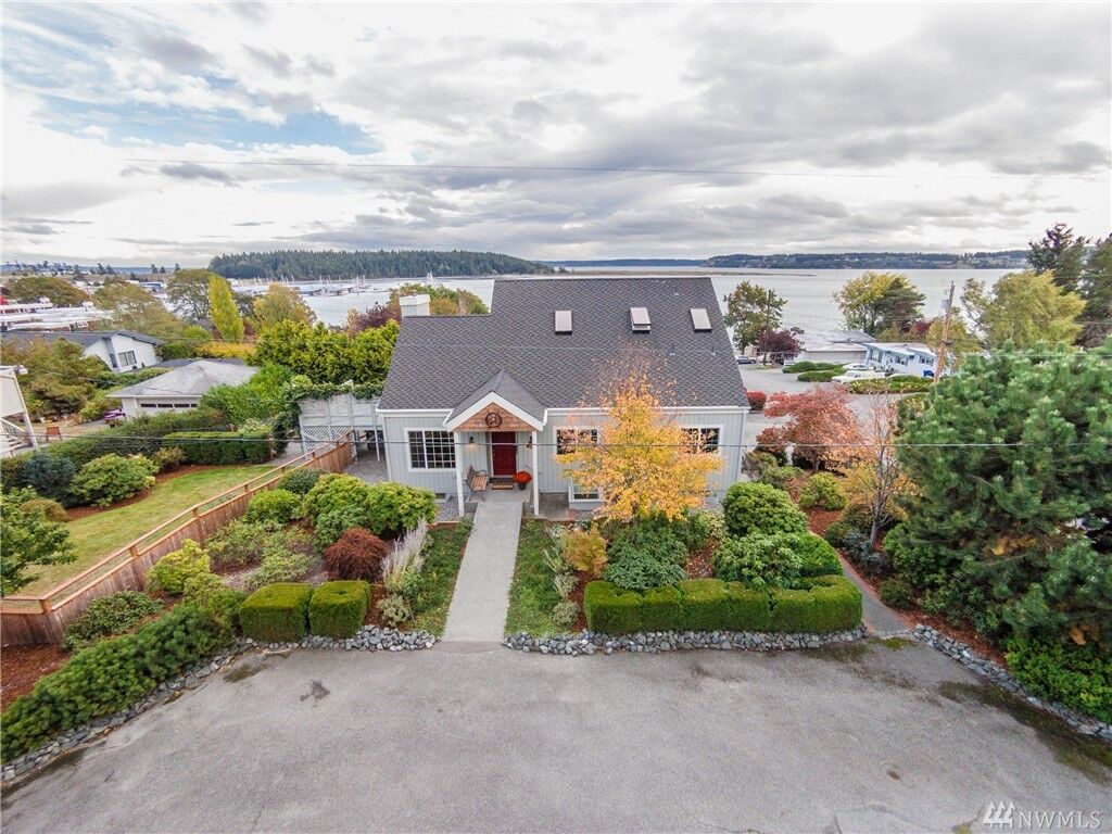 Property Photo:  1611 SE 9th Ave  WA 98277 