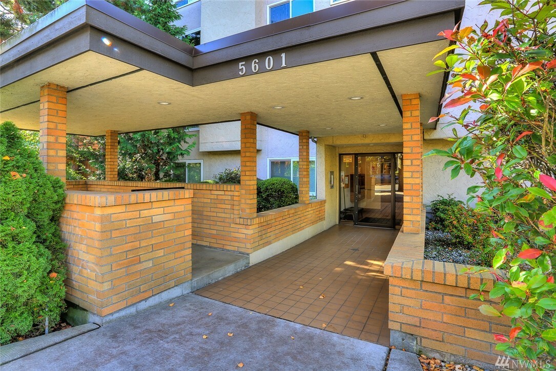 Property Photo:  5601 California Ave SW 101  WA 98136 