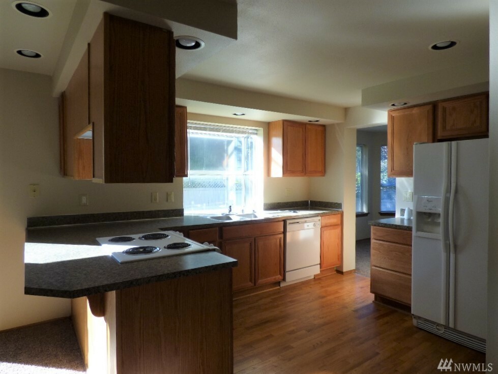 Property Photo: 5501 Lakeland Hills Wy SE WA 98092