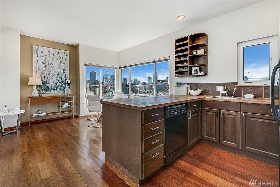 Property Photo: 1828 11th Ave 306 WA 98122