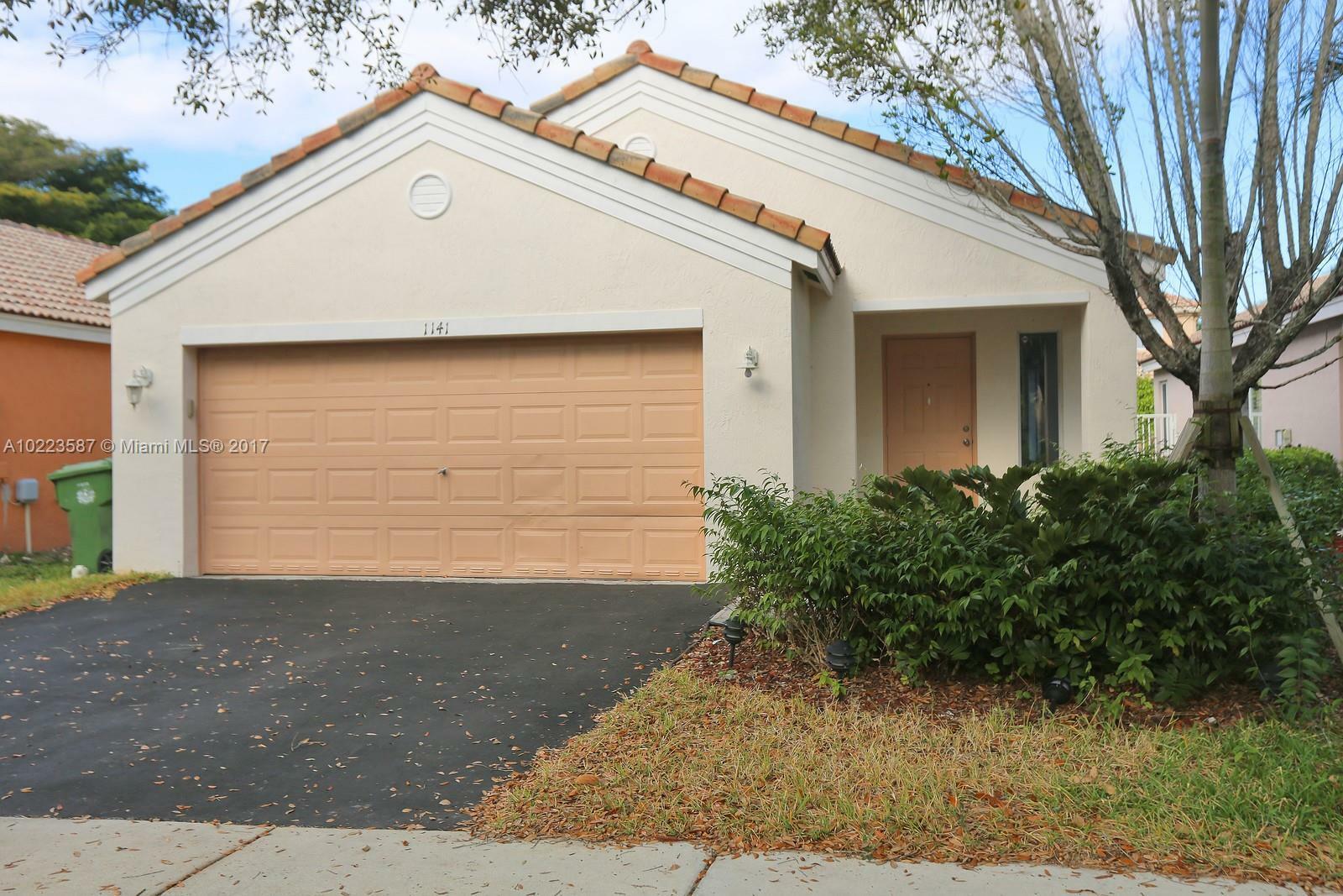 Property Photo: 1141 Areca Way FL 33327