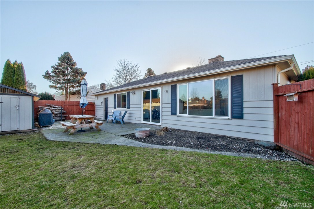 Property Photo:  1218 Denny Place  WA 98274 