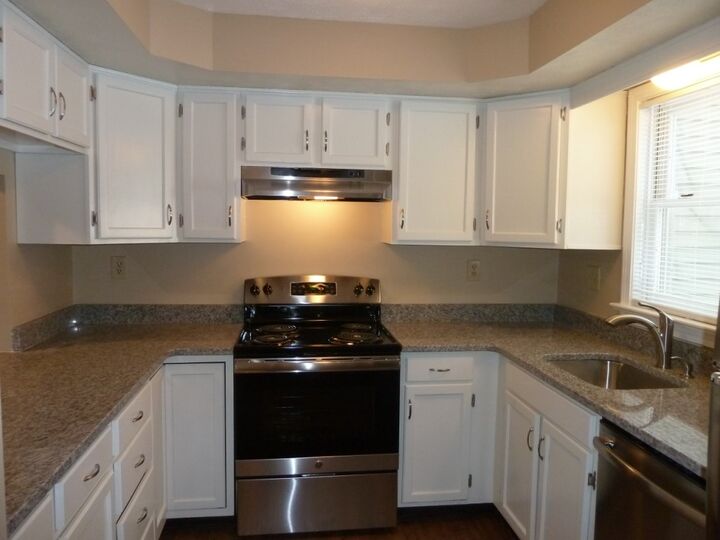 Property Photo: 36 Cadogan Way NH 03062