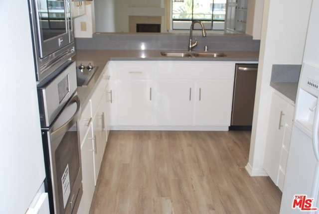 Property Photo:  140 Ocean Park Blvd 427  CA 90405 