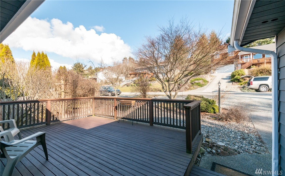 Property Photo:  909 Vicky Place  WA 98282 