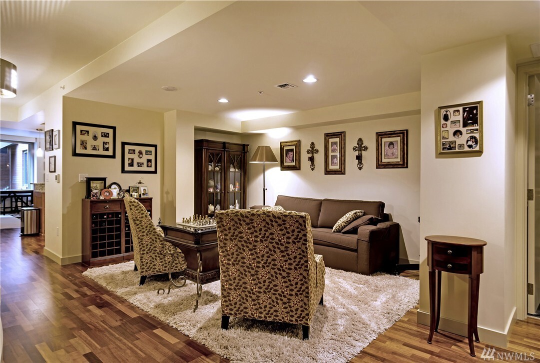 Property Photo: 10650 NE 9th Place 3208 WA 98004