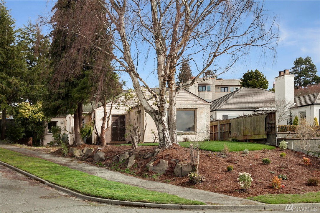 Property Photo:  2524 Magnolia Blvd W  WA 98199 