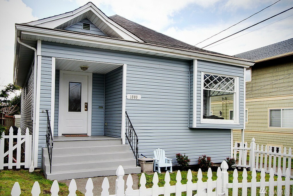 Property Photo:  1009 W Garfield St  WA 98119 