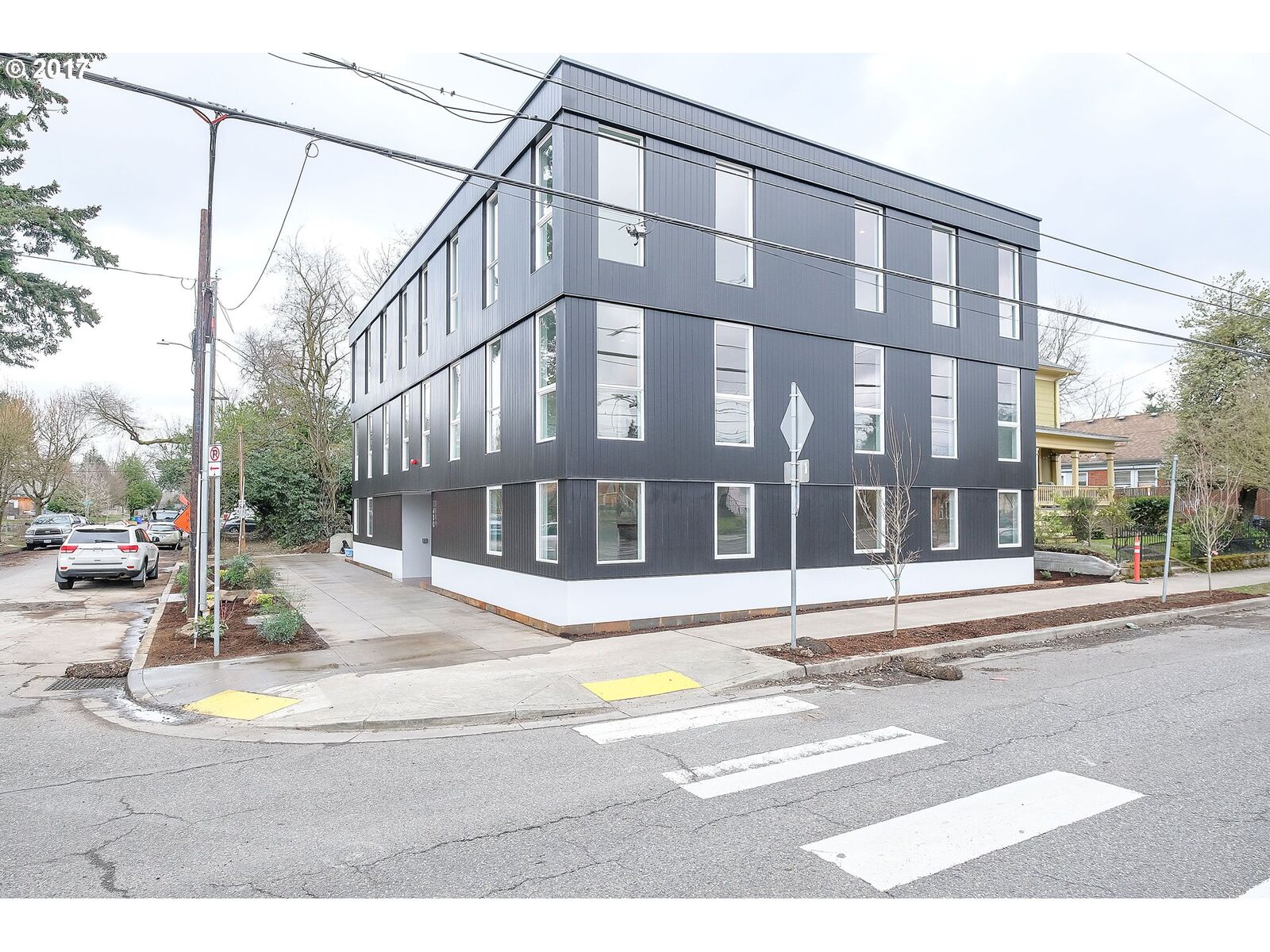 Property Photo: 1480 N Jarrett St 301 OR 97217