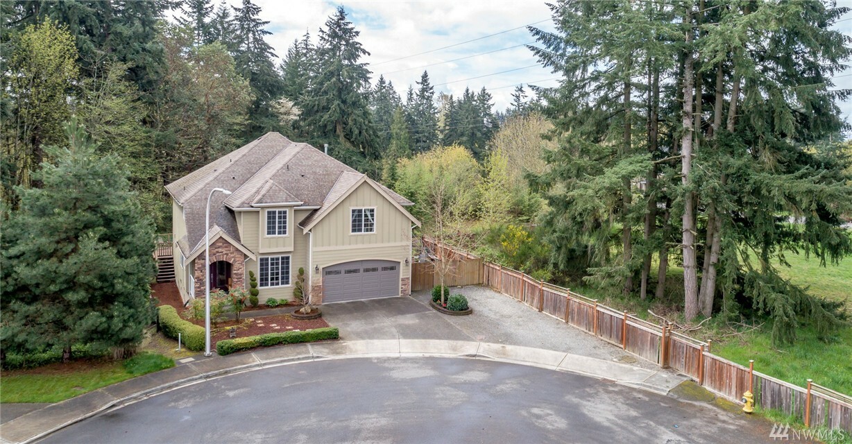 Property Photo:  1801 Queen Place NE  WA 98056 