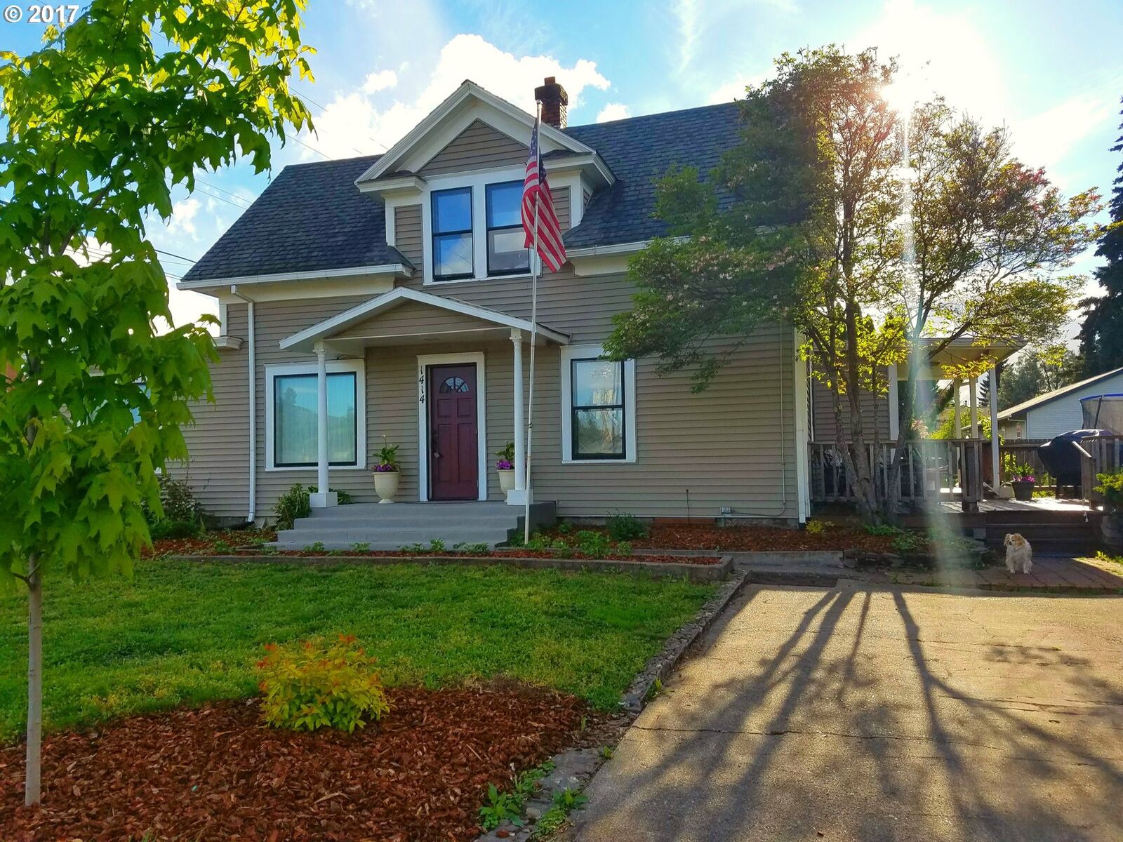 Property Photo:  1414 14th St  OR 97031 