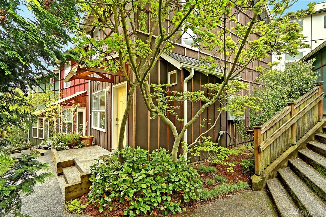 Property Photo:  1817 20th Ave B  WA 98122 