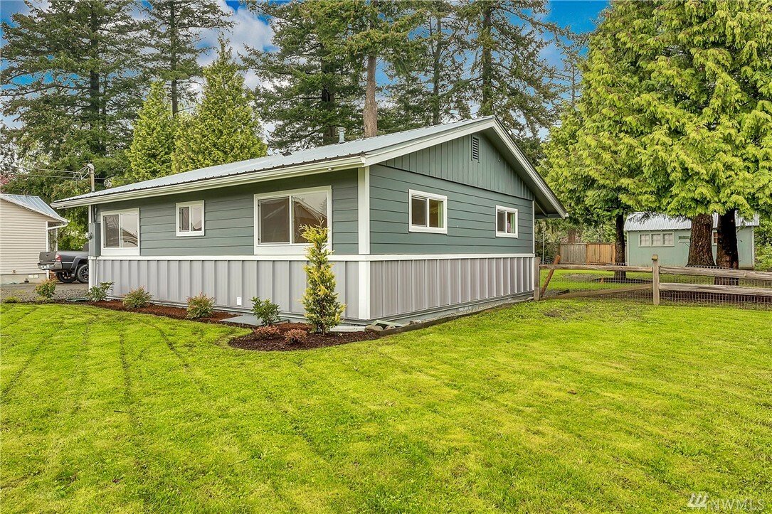 Property Photo:  310 W 3rd St  WA 98276 