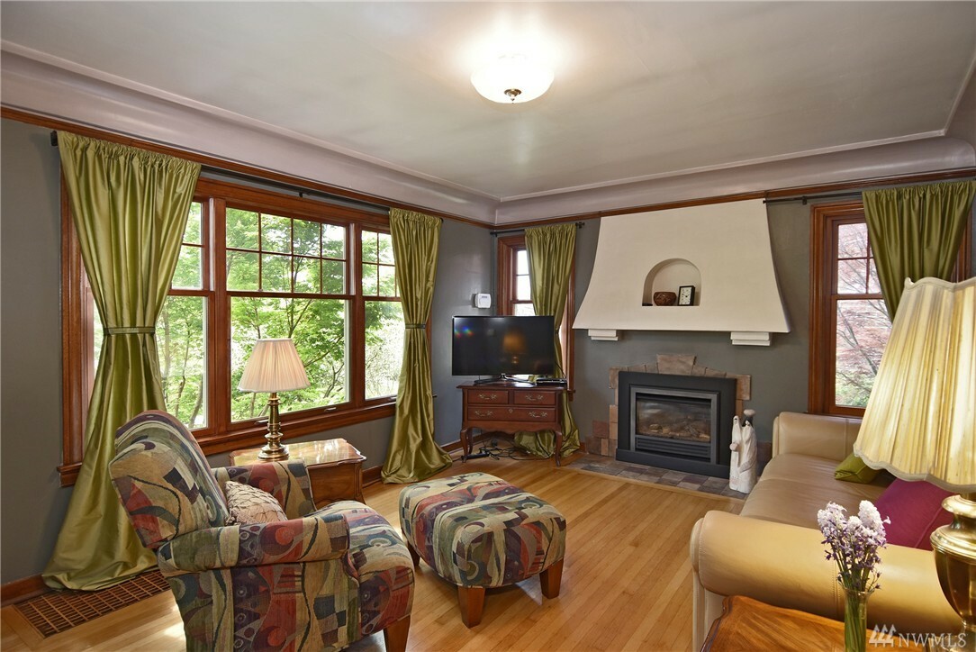 Property Photo:  520 NE 90th St  WA 98115 
