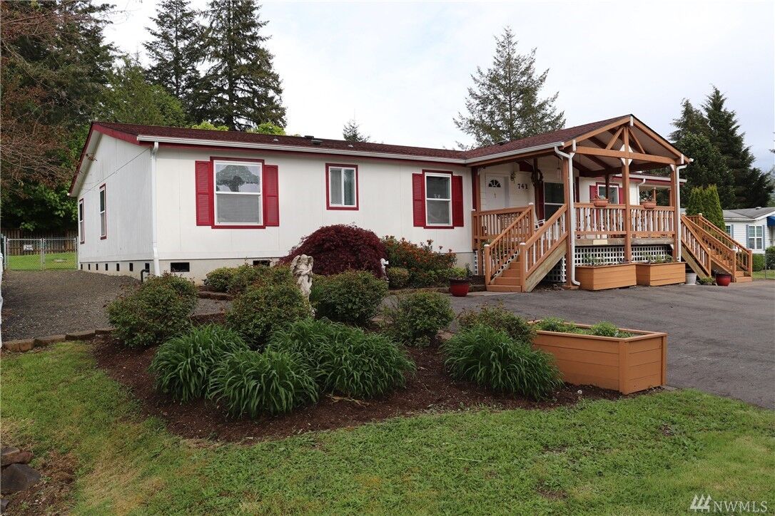 Property Photo:  741 SE Crescent Dr  WA 98584