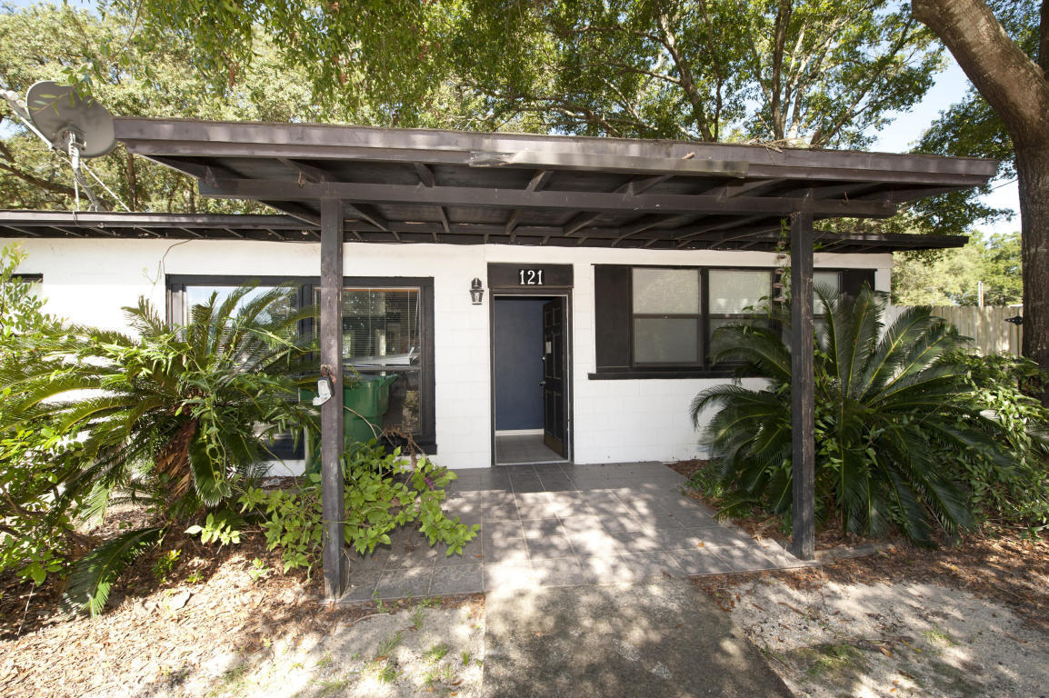 Property Photo: 121 Park Avenue FL 32578