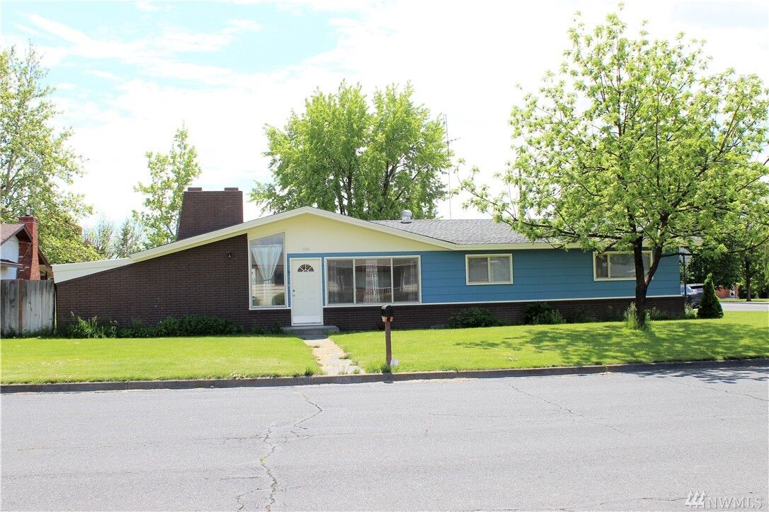 Property Photo:  806 E Elm St  WA 99344 