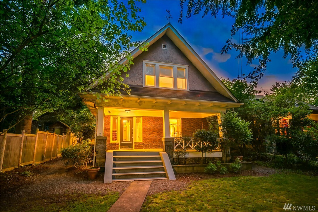 Property Photo:  2919 Fairmount Ave SW  WA 98116 