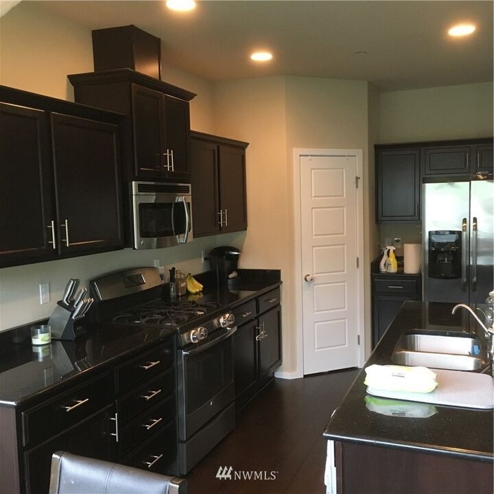 Property Photo:  8009 184th Avenue E  WA 98391 