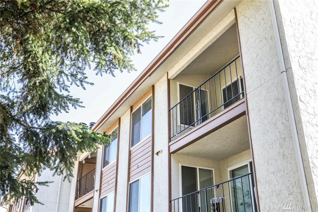 Property Photo:  12834 SE 41st Lane E308  WA 98006 