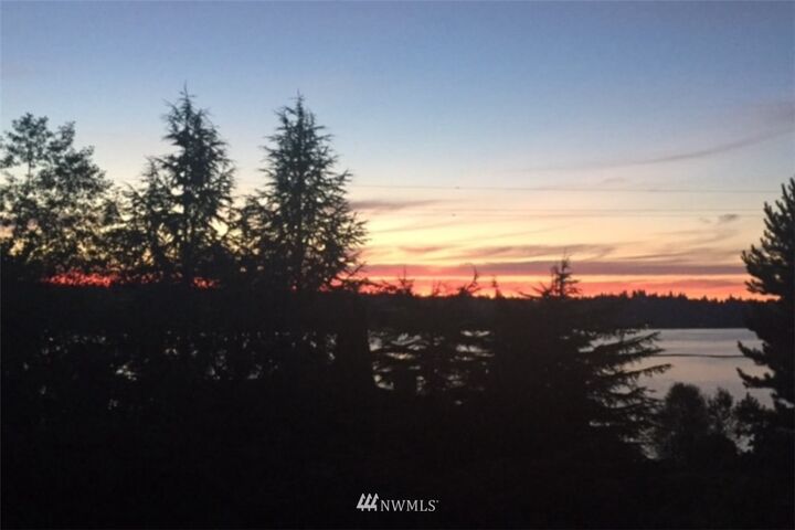 Property Photo: 1616 E Lake Sammamish Place SE WA 98075