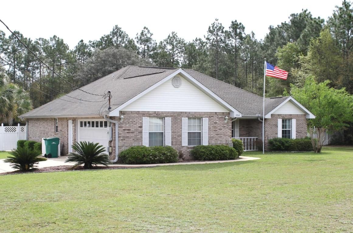 Property Photo: 1204 Yellowhammer Drive FL 32539