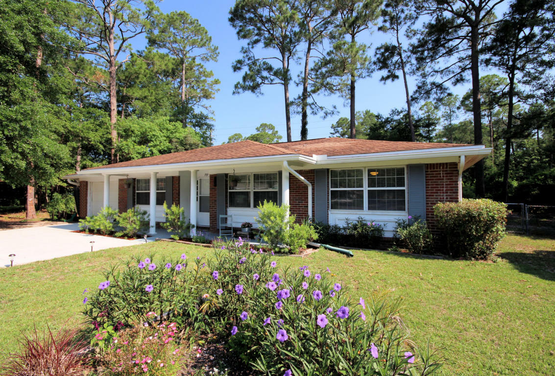 Property Photo: 709 Tarpon Lane FL 32578