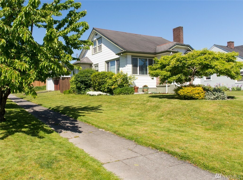 Property Photo:  2132 Baker Ave  WA 98201 