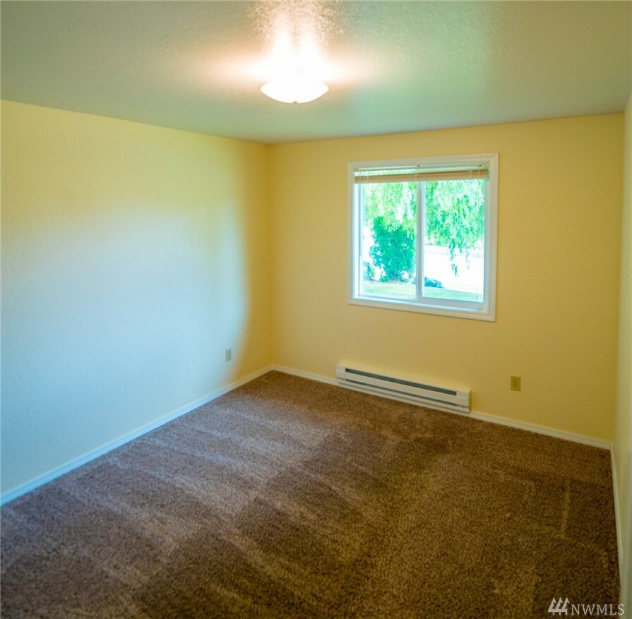 Property Photo:  2414 N 18th Place  WA 98273 