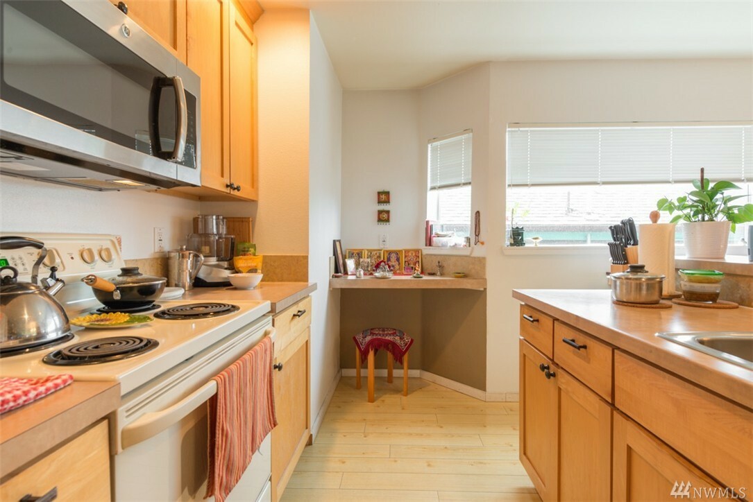 Property Photo:  2324 W Newton St 102  WA 98199 