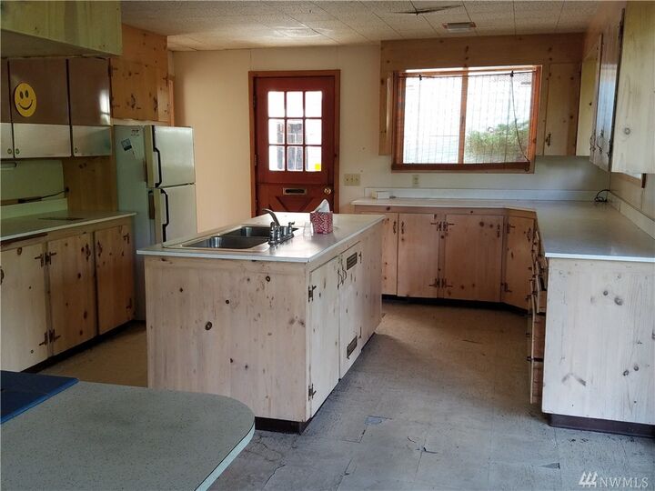 Property Photo:  609 6th Ave  WA 98333 