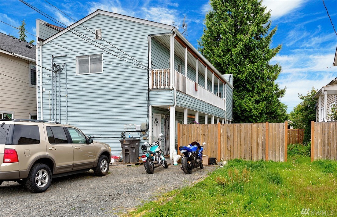 Property Photo: 1513 Walnut St WA 98201