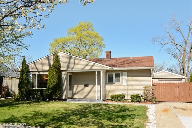 Property Photo: 102 Wayne Place IL 60090