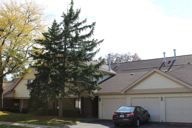 Property Photo: 925 E Coach Road 5 IL 60074
