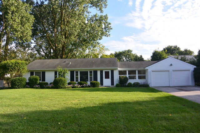 Property Photo:  714 W Woodland Road  IL 60044 