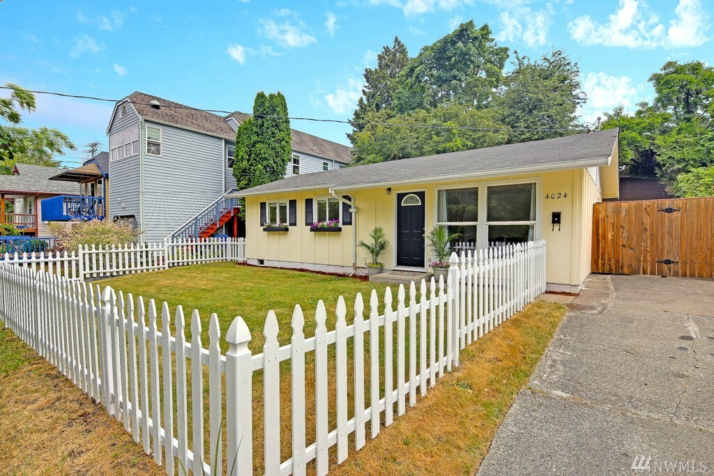 Property Photo:  4024 21st Ave SW  WA 98106 