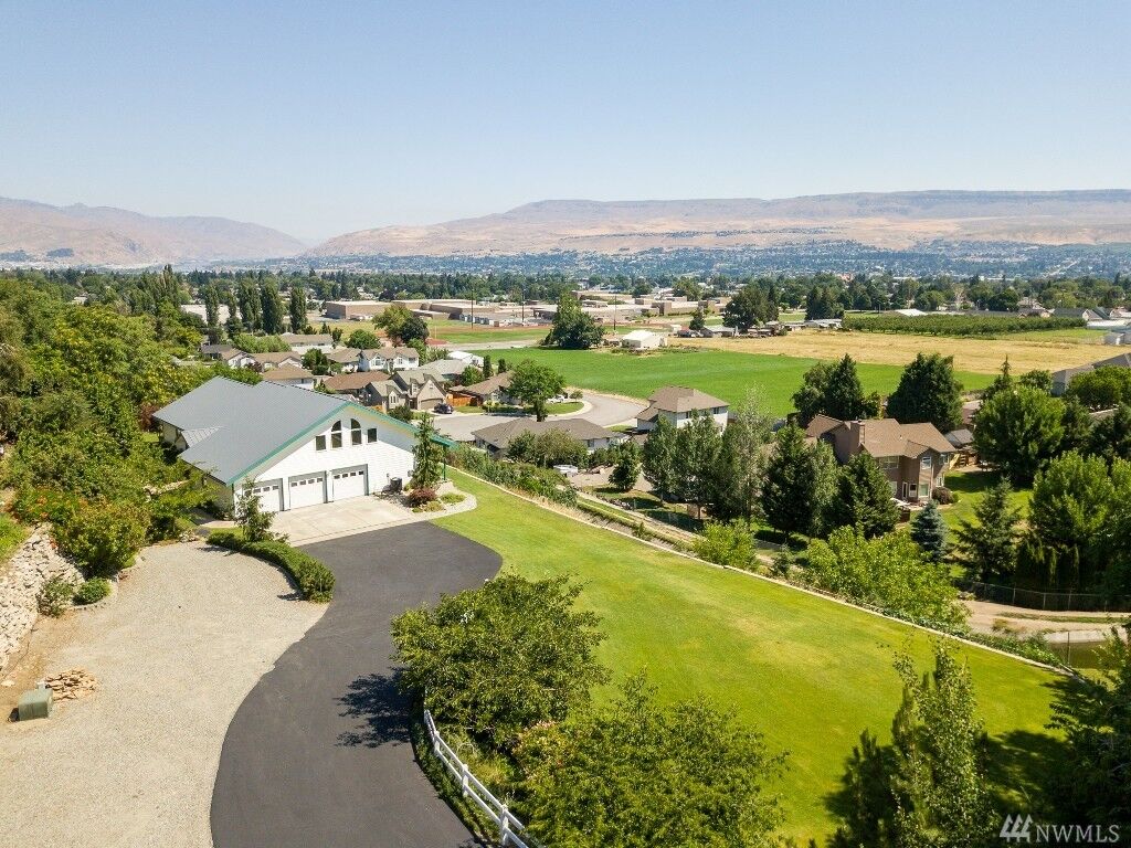Property Photo:  1333 S Hills Dr  WA 98823
