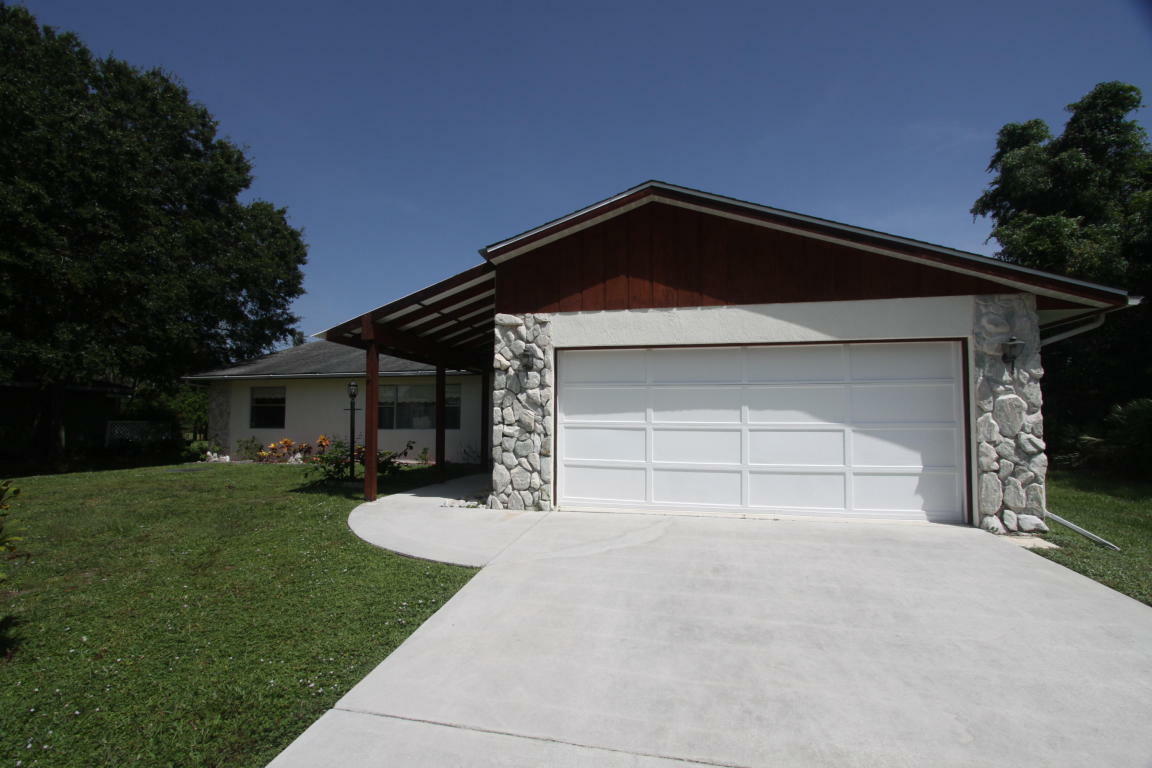 Property Photo:  451 NW Fairfax Avenue  FL 34983 