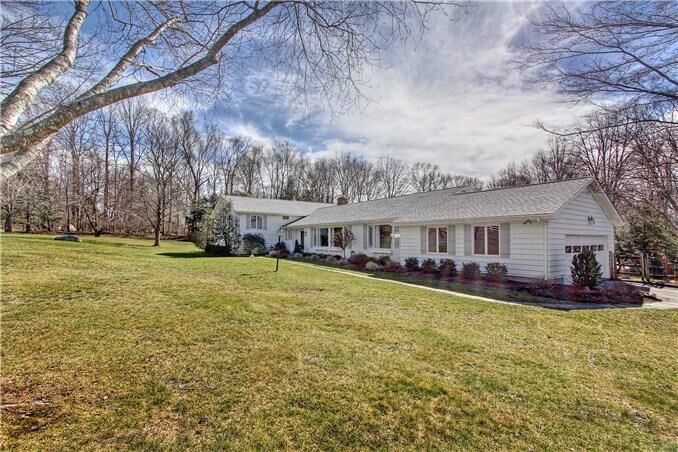 Property Photo:  10 Queens Grant Road  CT 06824 