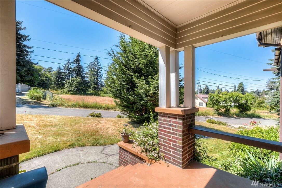 Property Photo: 11666 Roseberg Ave S WA 98168
