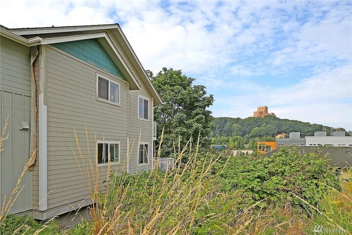 Property Photo:  823 Davis Place S 204  WA 98144 