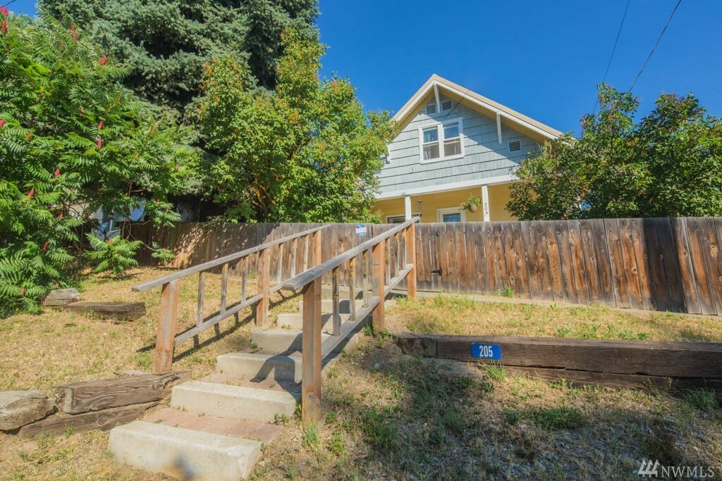 Property Photo:  205 W Montana Ave  WA 98941 