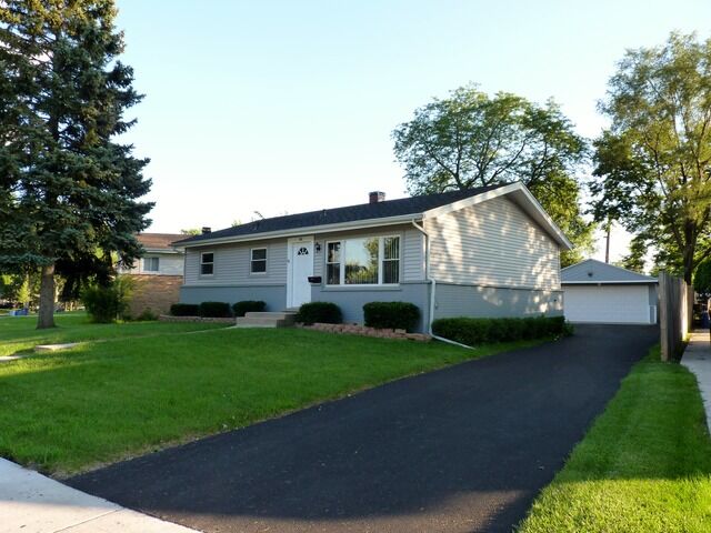 Property Photo:  48 N Rose Avenue  IL 60101 