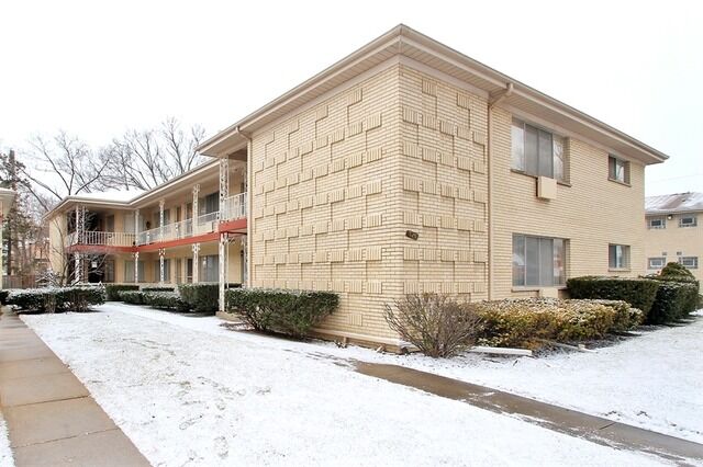Property Photo: 725 Busse Highway 5 IL 60068