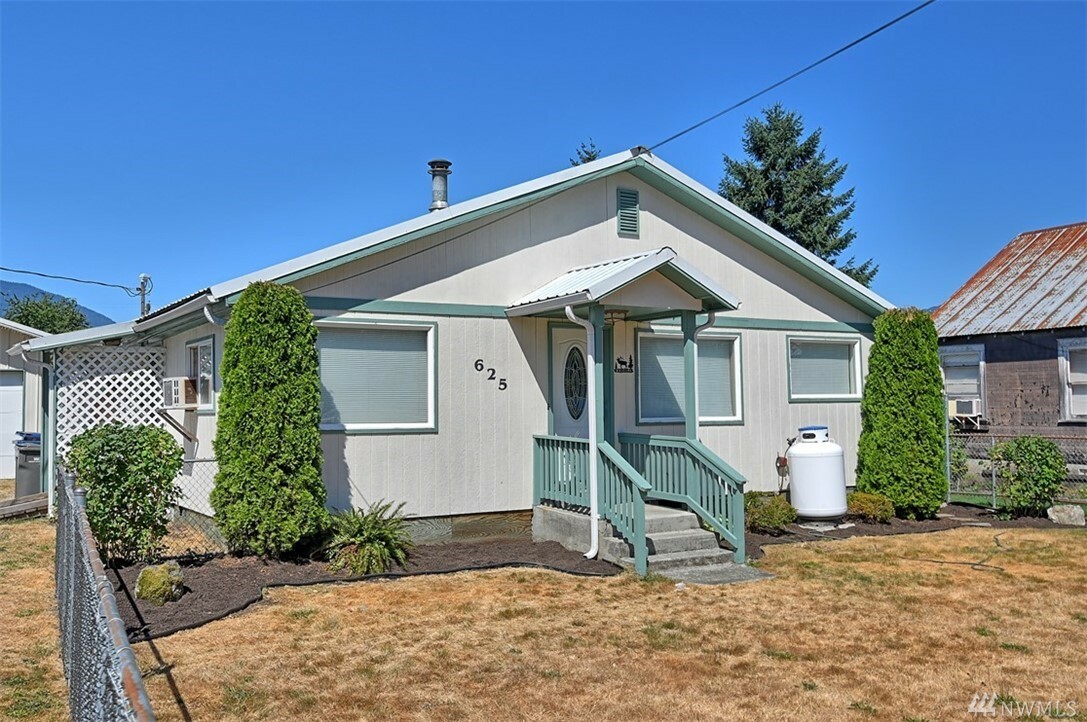 Property Photo:  625 S Emens Ave  WA 98241 